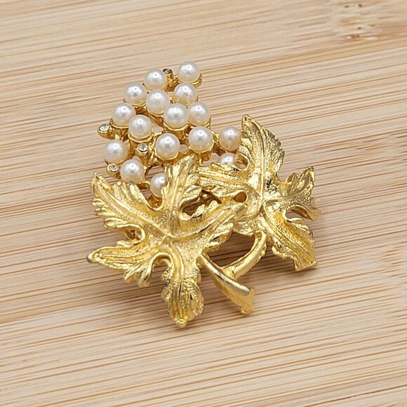 Gold Tone Grape Leaf Cluster Brooch Imitation Pearls Vintage Jewelry 2 Inch Pin - Picture 4 of 7